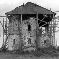 Руины церкви Спаса на Нередице с защитным шатром в 1947 году