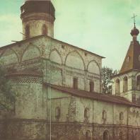 Рождественский собор (1490 г.) и колокольня (XVII в.) Ферапонтова монастыря