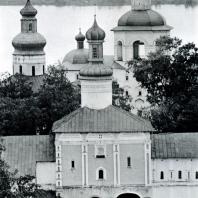 Кирилло-Белозерский монастырь. Святые ворота (1523) с церковью Иоанна Лествичника (1572). На заднем плане, слева - купол Успенского собора, справа - колокольня
