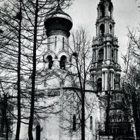 Загорск. Троице-Сергиева лавра. Духовская церковь (1476-1477) и колокольня (1741-1770)