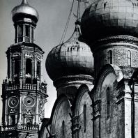 Москва. Ново-Девичий монастырь. Колокольня (1690?) и Смоленский собор (1524-1525). Фрагмент