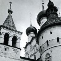Ростов Великий. Кремль. На переднем плане - часть одной из башен западных ворот, в глубине - церковь Иоанна Богослова