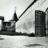 Ипатьевский монастырь. XVI-XVII вв. Одна из больших башен. На переднем плане - Старые Западные ворота