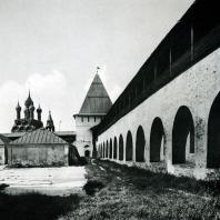 Ярославль. Спасский монастырь. Оборонительная стена и башня. Вид со стороны двора