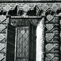 Ярославль. Церковь Иоанна Предтечи в Толчкове. Фигурная кладка наличника окна. 1671-1687