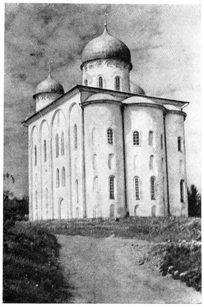 Юрьев монастырь близ Новгорода. Собор, 1119—1130 гг., мастер Петр. Общий вид с юго-востока