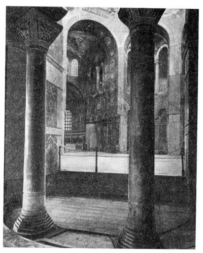 Равенна. Церковь Виталия. Вид из внутреннего обхода на центральную часть