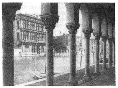 Венеция. Вид из-под аркады дворца Фондако деи Турки