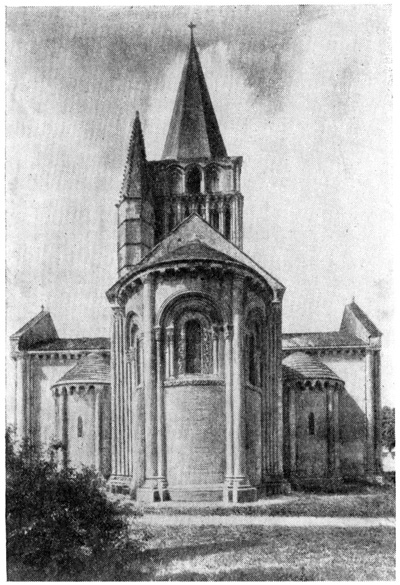 Ольнэ. Кладбищенская церковь, около 1135 г. Вид на апсиды