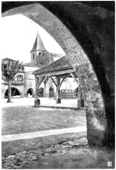 Портики в средневековых городах: Монпазье, рыночная площадь