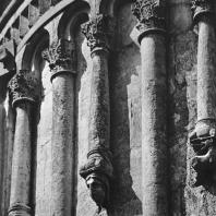 Церковь Покрова на Нерли. Восточный фасад. Фрагмент аркатурно-колончатого пояса центральной апсиды