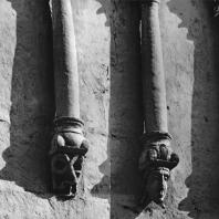 Церковь Покрова на Нерли. Западный фасад. Фрагмент аркатурно-колончатого пояса. Колонки с фигурными консолями (центральное прясло)