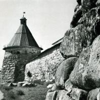 Соловецкий монастырь. Белая башня и часть крепостной стены. XV в.