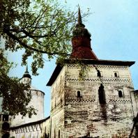 Кирилло-Белозерский монастырь. На первом плане - Глухая (Котельная) башня. XVI в.