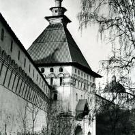 Звенигород. Саввино-Сторожевский монастырь. Оборонительная стена и Красная башня. XVII в.