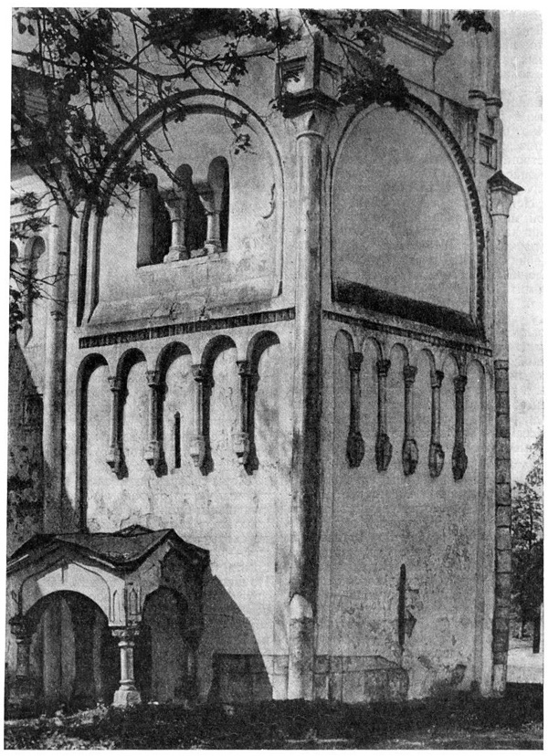Боголюбово. Дворец, 1158—1165 гг. Лестничная башня