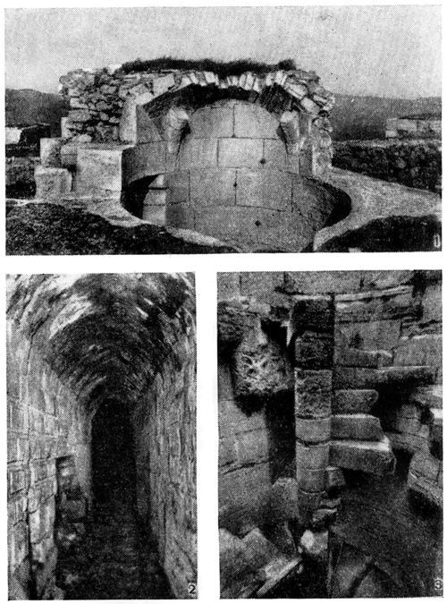 Крак-де-Шевалье: 1 — деталь купола одной из башен внешнего кольца; 2 — коридор («кулуар») в толще стены; 3 — деталь винтовой лестницы