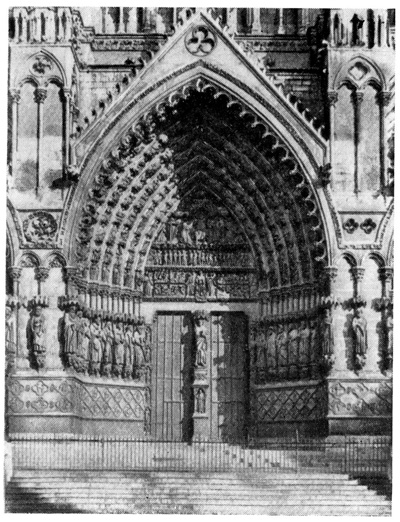 Амьен. Собор. Центральный портал западного фасада со статуей «Прекрасного бога Амьена»