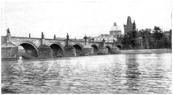 Прага. Карлов мост, 1357—1378 гг., арх. П. Парлерж. Общий вид